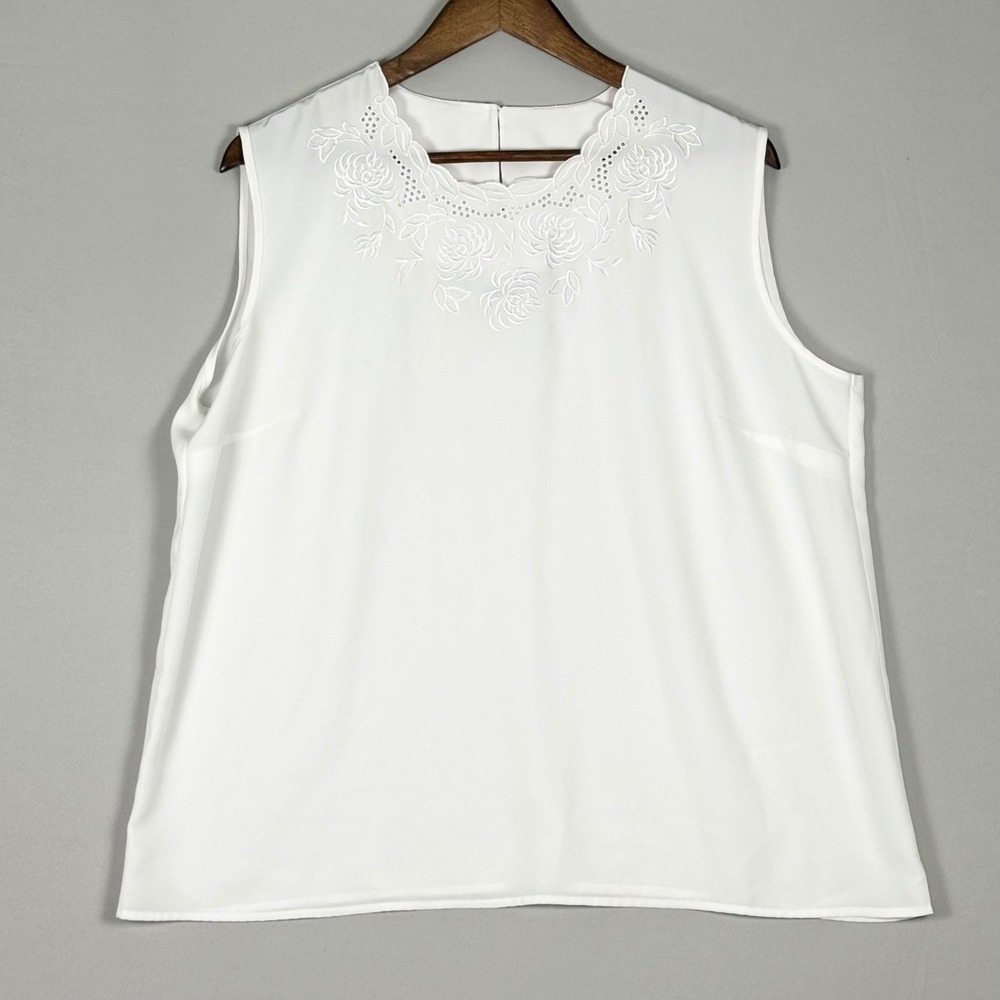 Nikki Blouse Women Size 18 White NWOT Embroidered Eyelet Sleeveless 309E